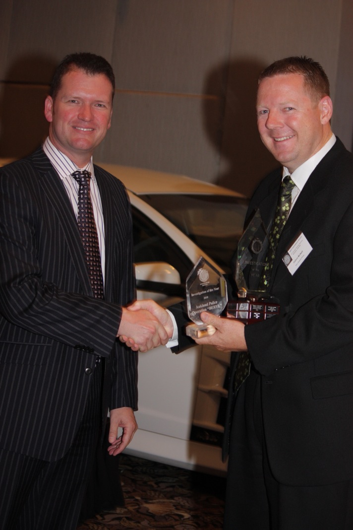 L - R:  Suncorp Insurance’s Executive Manager Mr Jason McCracken congratulates Investigation of the Year award winner Detective Sergeant Callum McNeill from Auckland City Police.